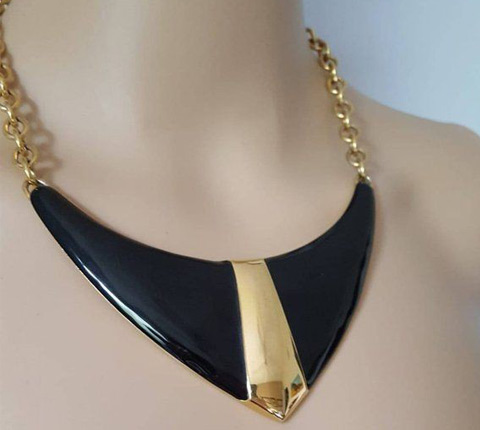 resin_black_pendant_necklace